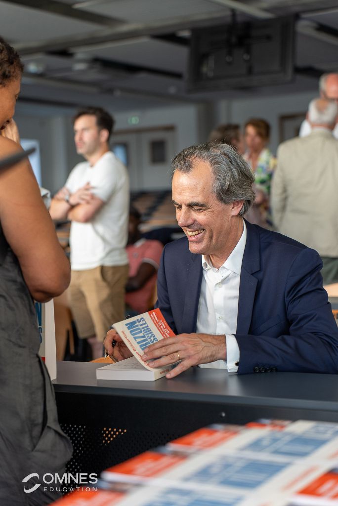 image de philippe dessertine en dédicace à l'inseec